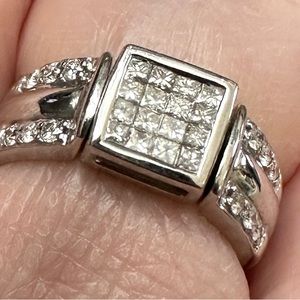 Beautiful unique reversible two-way ring. Size 7